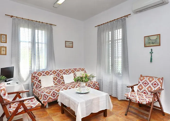 Nest At The Port Apartment